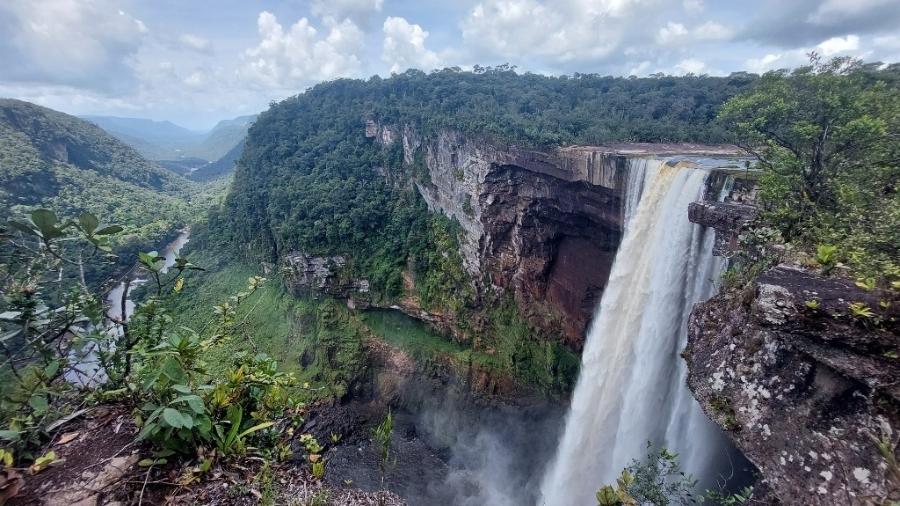 Vista aérea da cachoeira Kaieteur, localizada na região de Potaro-Siparuni, na Guiana. A cachoeira faz parte do Essequibo, área de 160 mil km² alvo de disputa entre a Guiana e a Venezuela