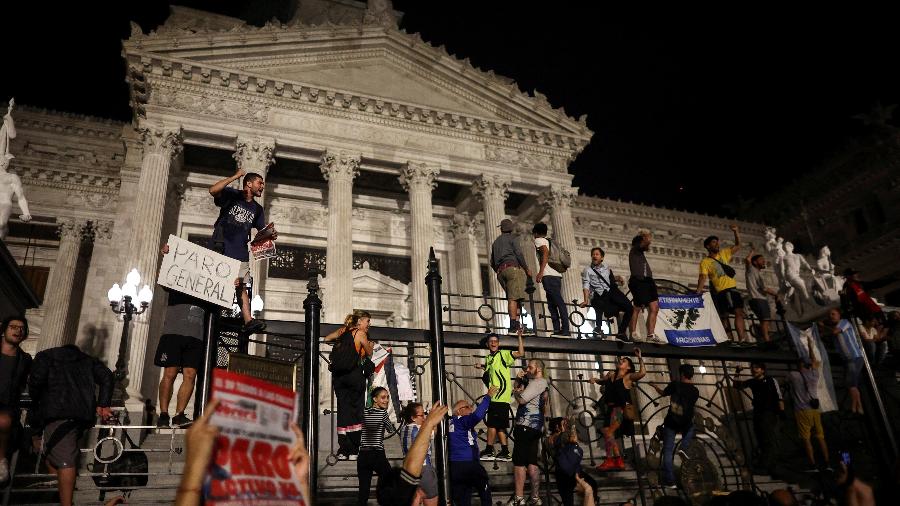 Manifestantes protestam em frente ao Congresso Nacional em Buenos Aires