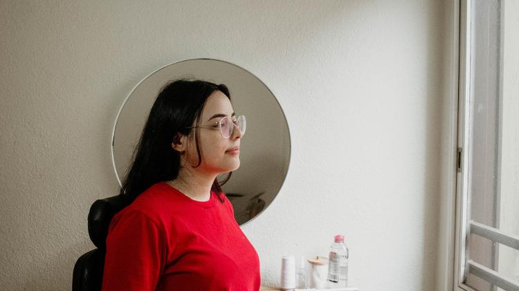 A venezuelana Estefania Valbuena, que migrou para Buenos Aires há 5 anos, em sua casa onde atende como esteticista