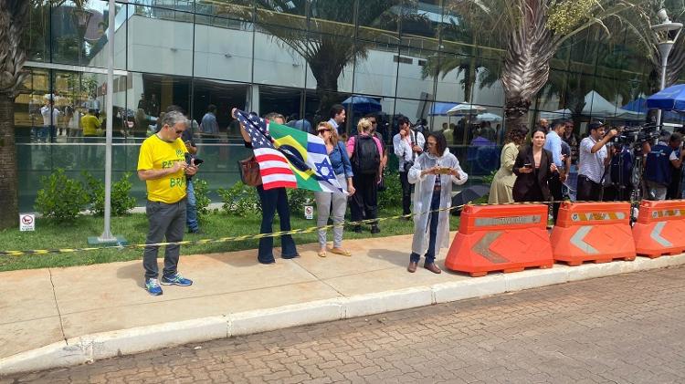 Apoiadores de Bolsonaro vão à sede da PF acompanhar depoimento do ex-presidente