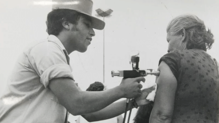 Mulher é vacinada durante a ditadura militar, nos anos 1970
