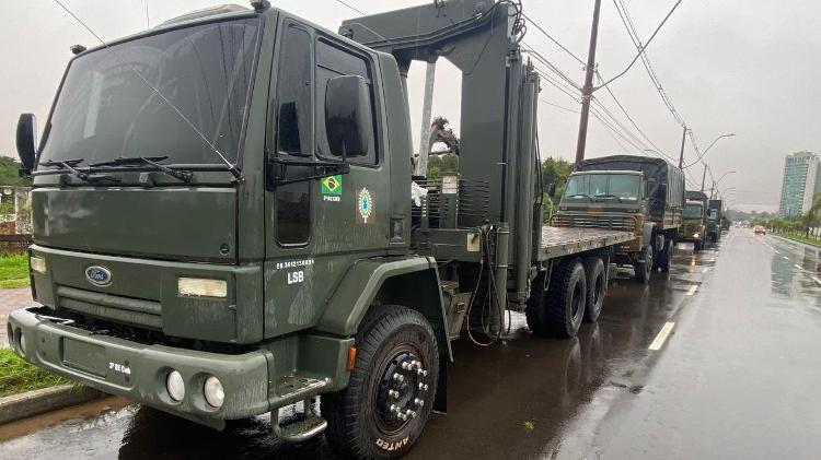 Caminhões do Exército ao lado de área alagada em Porto Alegre
