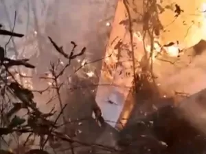 Vídeo mostra queda e explosão de avião de pequeno porte em MT; assista