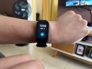 Monitora sono e exercícios: smartband da Xiaomi por R$ 177 vale a pena?