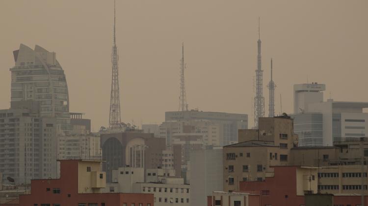 Vista para a região da Paulista, com densa camada de fumaça, no dia 23 de agosto