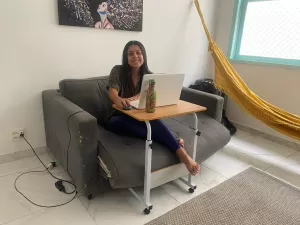 Esta mesinha ajustável deu mais conforto ao home office no meu pequeno apê