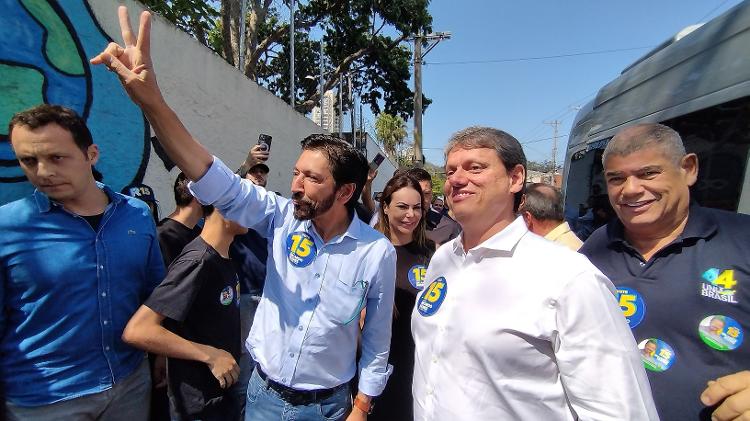 Ao lado de Tarcísio, Nunes chega para votar neste domingo na zona sul de São Paulo