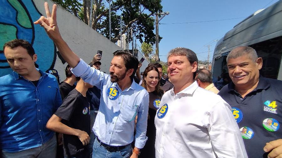 Ao lado de Tarcísio, Nunes chega para votar no primeiro turno, em 6 de outubro - LEANDRO CHEMALLE/THENEWS2/ESTADÃO CONTEÚDO