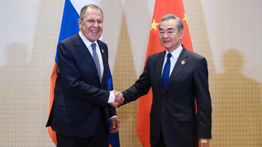 Sergei Lavrov e Wang Yi, ministros das Relações Exteriores da Rússia e China, respectivamente, durante o G20, no Rio de Janeiro - Ministério das Relações Exteriores / Divulgação AFP