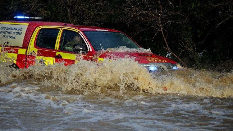 Um veículo de serviço de emergência circula em uma área inundada perto do Billing Aquadrome, após a tempestade Bert, em Northampton, Grã-Bretanha, em 25 de novembro de 2024.