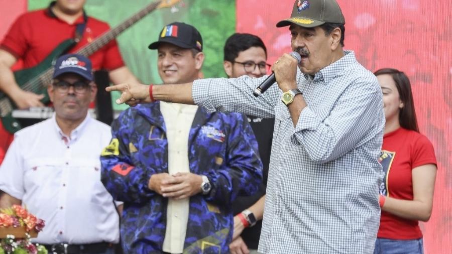 O presidente da Venezuela, Nicolás Maduro, discursa com apoiadores durante um comício em Caracas, em 1º de dezembro de 2024