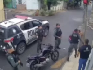 Vídeo: PM agride homem com socos na cara na frente do pai no Ceará