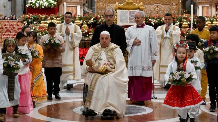 Papa Francisco carregou o menino Jesus durante a Missa do Galo no Vaticano. O religioso estava de cadeiras de rodas e recebeu o público na Basílica de São Pedro. 