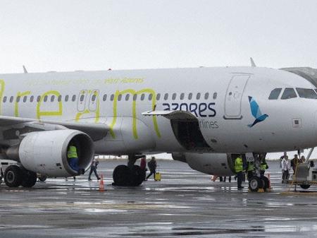 Avião da Azores Airlines, logo após o pouso de emergência - Reprodução/The Aviation Herald