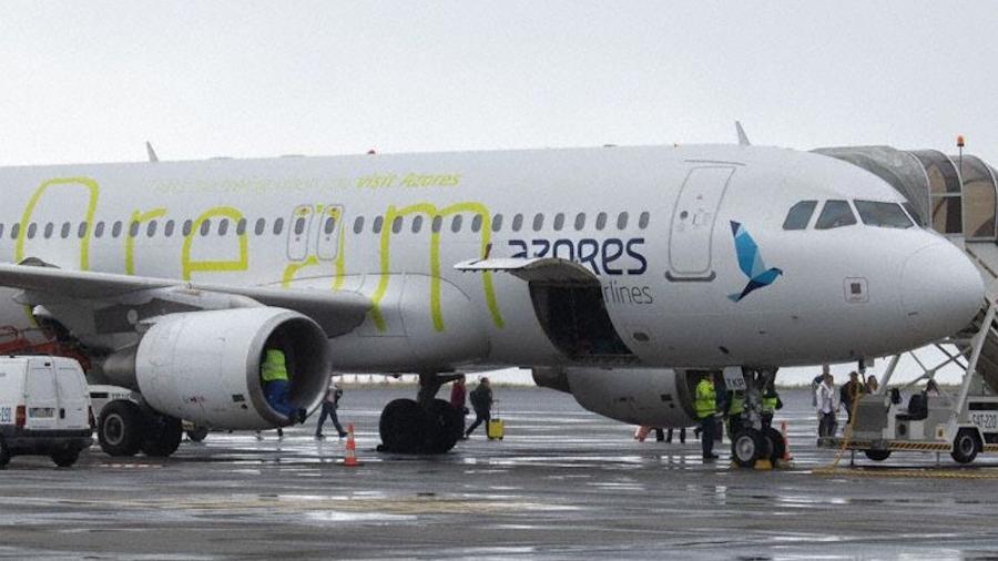 Avião da Azores Airlines, logo após o pouso de emergência