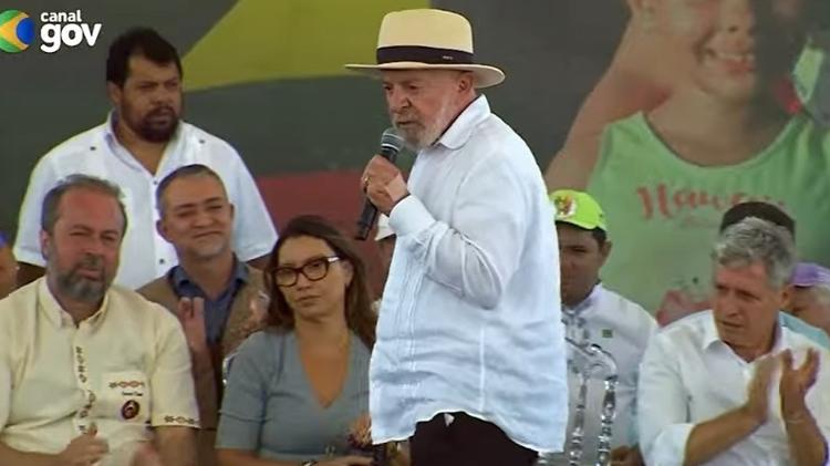 Lula durante visita a acampamento do MST na primeira semana de março Lula durante visita a acampamento do MST na primeira semana de março