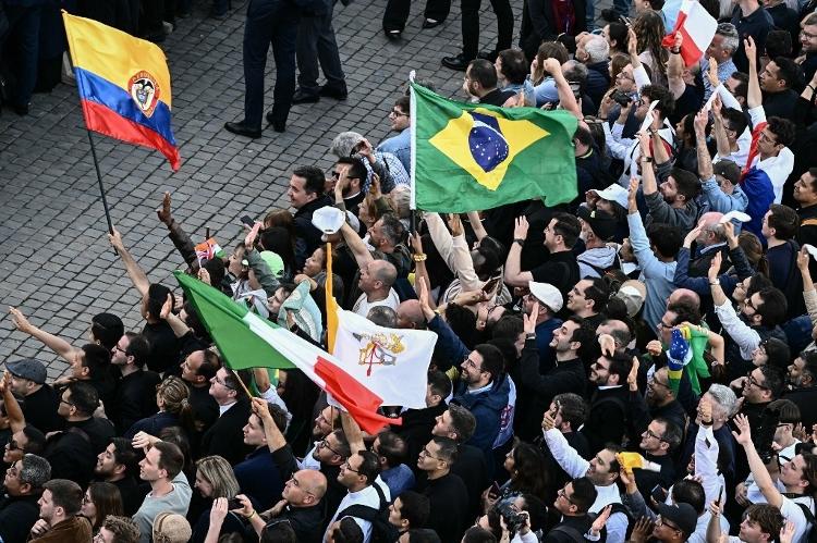 8.mai.2025 - Féis de todo mundo esperam por novo papa na praça de São Pedro