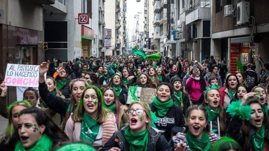 Aborto na Argentina é legalizado, mas custos no país dificultam acesso Aborto na Argentina é legalizado, mas custos no país dificultam acesso