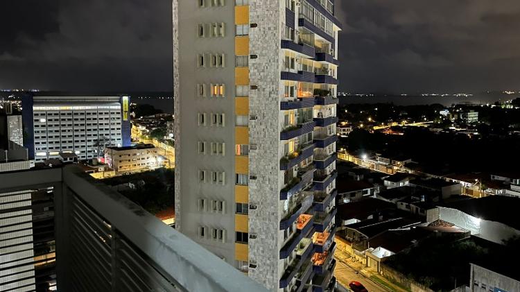Vista do prédio onde Nathaly mora desde 2012: áreas escuras são desocupadas Vista do prédio onde Nathaly mora desde 2012: áreas escuras são desocupadas