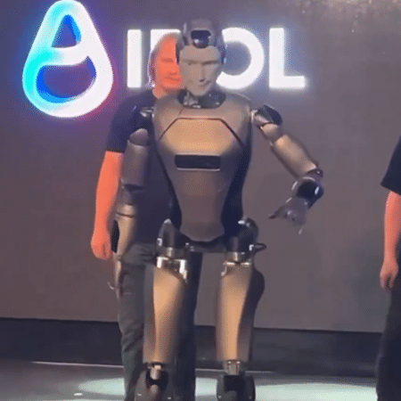 Robô humanoide da Rússia leva tombo durante apresentação em Moscou Robô humanoide da Rússia leva tombo durante apresentação em Moscou