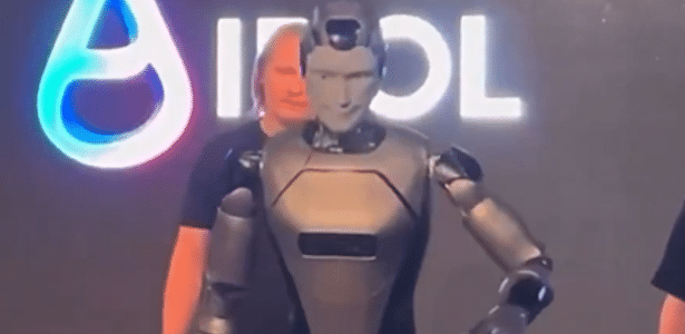 Robô humanoide russo leva tombo e cai de cara no chão em apresentação; veja