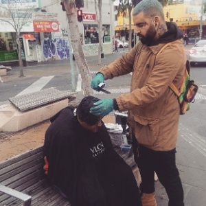 Em seus dias de folga, Nasir Sobhani, que é ex-viciado em drogas, vai para as ruas e corta o cabelo de mendigos - Reprodução/Instagram