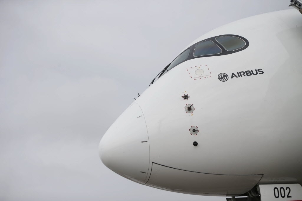 07.jun.2015 - O avião A350 XWB da Airbus, de médio porte e longo alcance, tem parte da fuselagem e das asas feita com material similar a fibra de carbono. O modelo vem para concorrer com o 787 e o 777 da norte-americana Boeing - Junior Lago/UOL