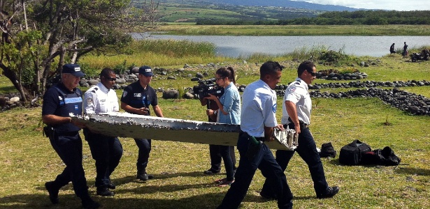 Pedaços de uma asa, possivelmente do voo MH370, foram encontrados na costa da ilha francesa de La Réunion, no oceano Índico - Yannick Pitou/AFP