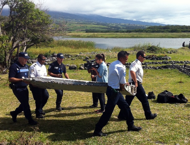 Pedaços de uma asa foram encontrados na costa da ilha francesa de La Réunion - Yannick Pitou/AFP