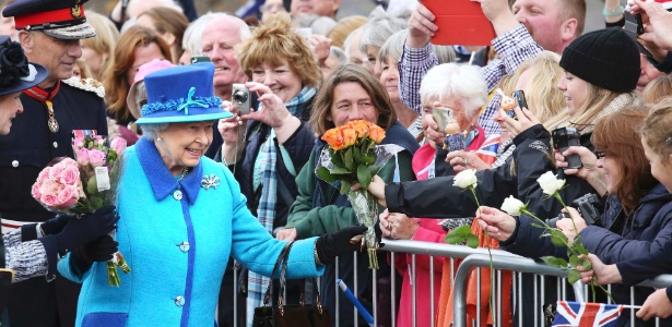 Rainha Elizabeth 2ª é recebida com festa ao chegar à estação de Newtongrange, na Escócia, ao se tornar a monarca de reinado mais longo no Reino Unido