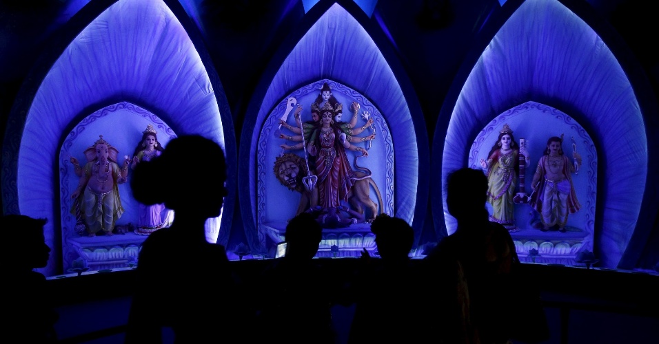 19.out.2015 - Pessoas visitam local construído temporariamente para culto religioso, na cidade de Kolkata, na Índia