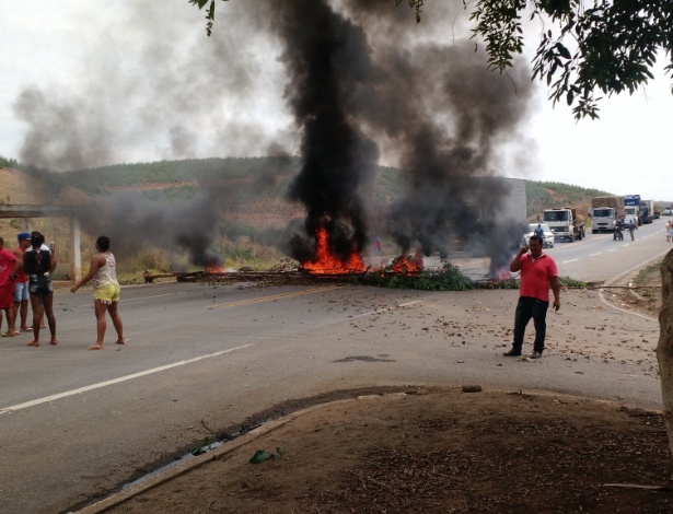 Moradores de Pedra Corrida em Periquito (MG) fecharam a estrada no domingo (15) para exigir envio de caminhão-pipa para o vilarejo - Dilvugação/Leonardo Fernandes