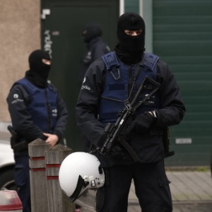 Policiais belgas realizam operação em Molenbeek na segunda-feira (16) - John Thys/AFP