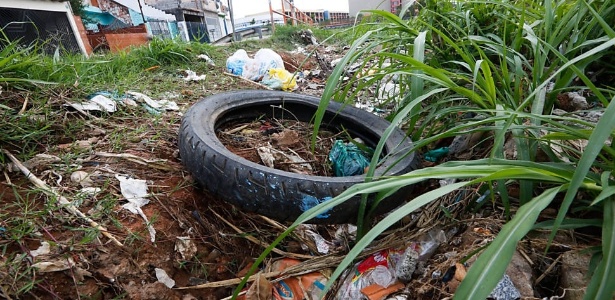 Pneus abandonados, copos plásticos e lixo encontrados no bairro de Guaianases - Joel Silva/Folhapress