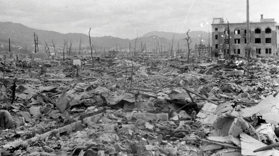 25.maio.2016 - Casas e edifícios destruídos são vistos após o bombardeio atômico de Hiroshima, no Japão, em 6 de agosto de 1945, nesta foto registrada por Shigeo Hayashi em outubro de 1945 - Shigeo Hayashi / Hiroshima Peace Memorial Museum/Reuters