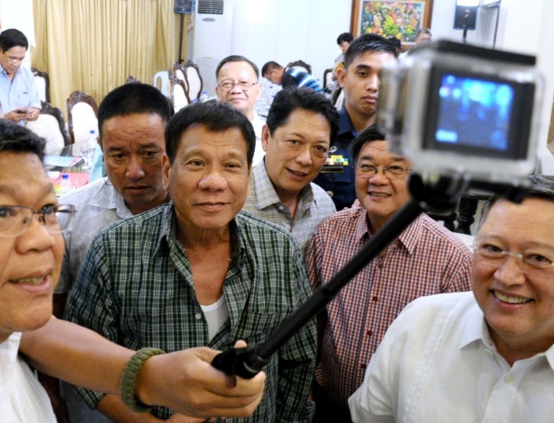 O presidente eleito das Filipinas, Rodrigo Duterte (centro), tira selfie com membros de seu gabinete na cidade de Davao