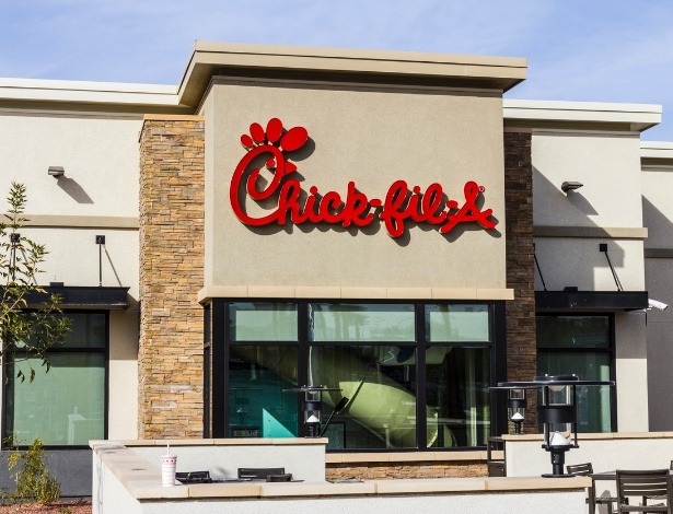 Um restaurante da rede de fast-food Chick-fil-a está oferecendo um ano de refeições gratuitas para quem ajudar a identificar o ladrão - 	Getty Images
