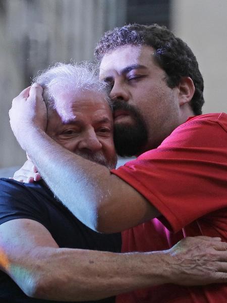 Ex-presidente Lula abraça Guilherme Boulos em ato promovido pela CUT na Praça da República em São Paulo - Nelson Antoine/UOL