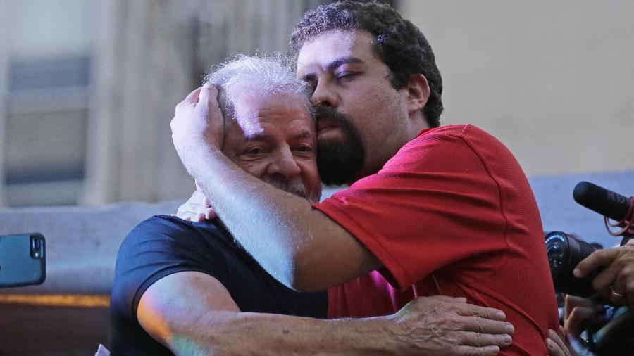 Em janeiro de 2018. após confirmada sua condenação, ex presidente Lula abraça o ativista Guilherme Boulos  em ato promovido pela CUT na Praça da República em São Paulo - Nelson Antoine/UOL