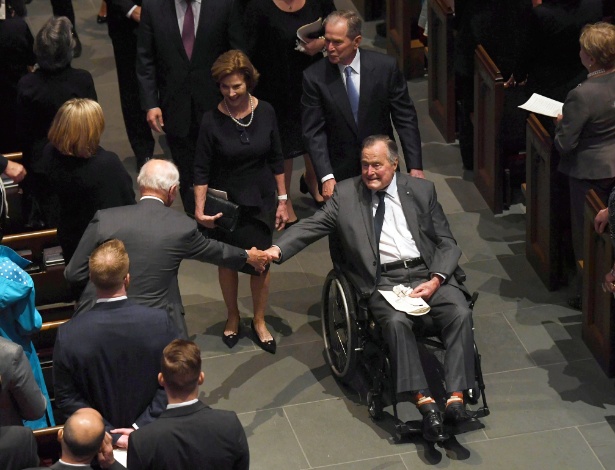 21.abril.2018 - Ex-presidente George H. W. Bush na saída do funeral de sua mulher, Barbara Bush, seguido de seu filho George W. Bush e sua nora Laura Bush - Jack Gruber/AFP