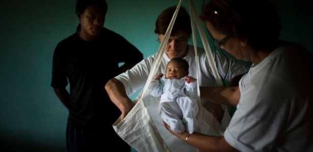 Criança é pesada em bairro de São Paulo com alto índice de mortalidade infantil - Caio Guatelli/Folha Imagem