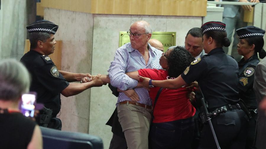 Confusão entre o vereador Eduardo Suplicy (PT), manifestantes e policiais durante a votação da reforma da previdência municipal - Alex Silva/Estadão Conteúdo