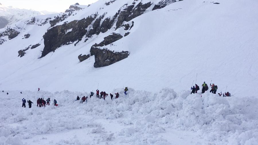 19.fev.2019 - Equipes de resgate no local de uma avalanche que deixou quatro esquiadores feridos na estação de esqui de Crans-Montana, nos Alpes Suíços - POLICE CANTONALE VALAISANNE / AFP