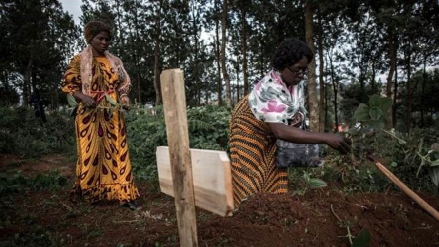 Familiares colocam plantas sobre o túmulo de um parente que morreu vítima de ebola em Butembo, no Congo - Getty Images