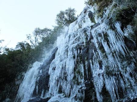 Temperatura de 9 2 C faz cascata congelar em Santa Catarina 07