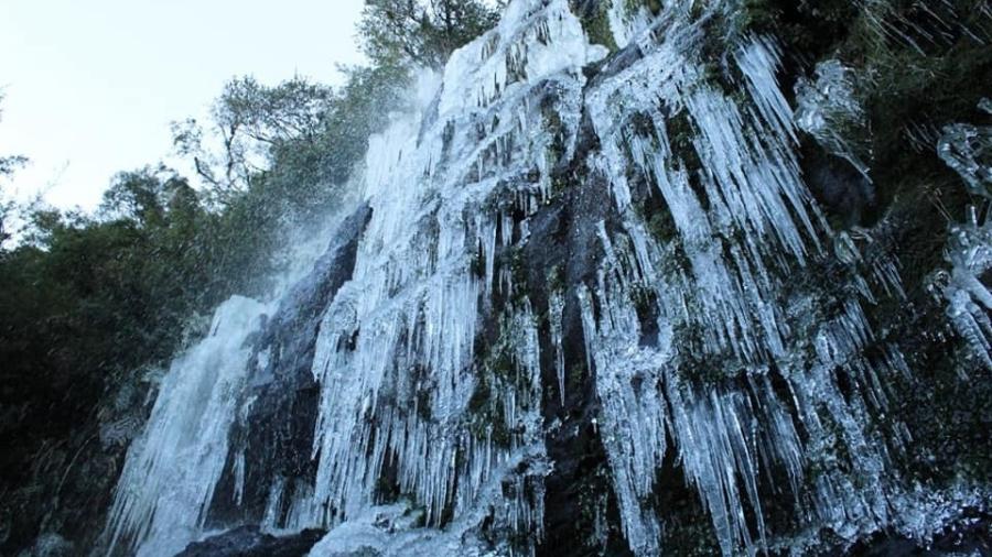07.jul.2019 - Cascata em Urupema fica congelada com temperatura baixa - Marleno Muniz/Divulgação/Prefeitura de Urupema