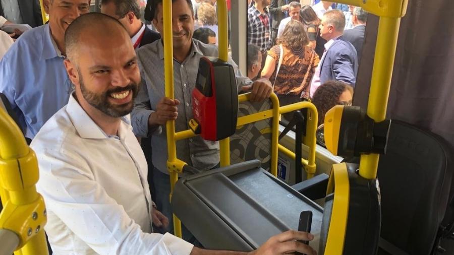 Bruno Covas, prefeito de São Paulo, paga a tarifa do ônibus com celular; sistema de pagamento por aproximação vai funcionar em 200 ônibus da capital paulista - Helton Simões Gomes/UOL