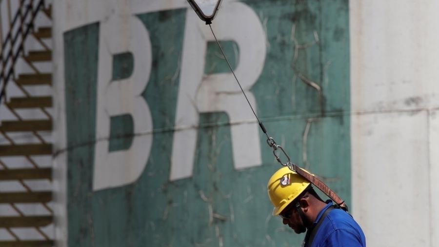 Refinarias brasileiras não têm a capacidade de refinar o petróleo brasileiro sozinho; elas fazem um "blend" do produto - Ueslei Marcelino/ Reuters