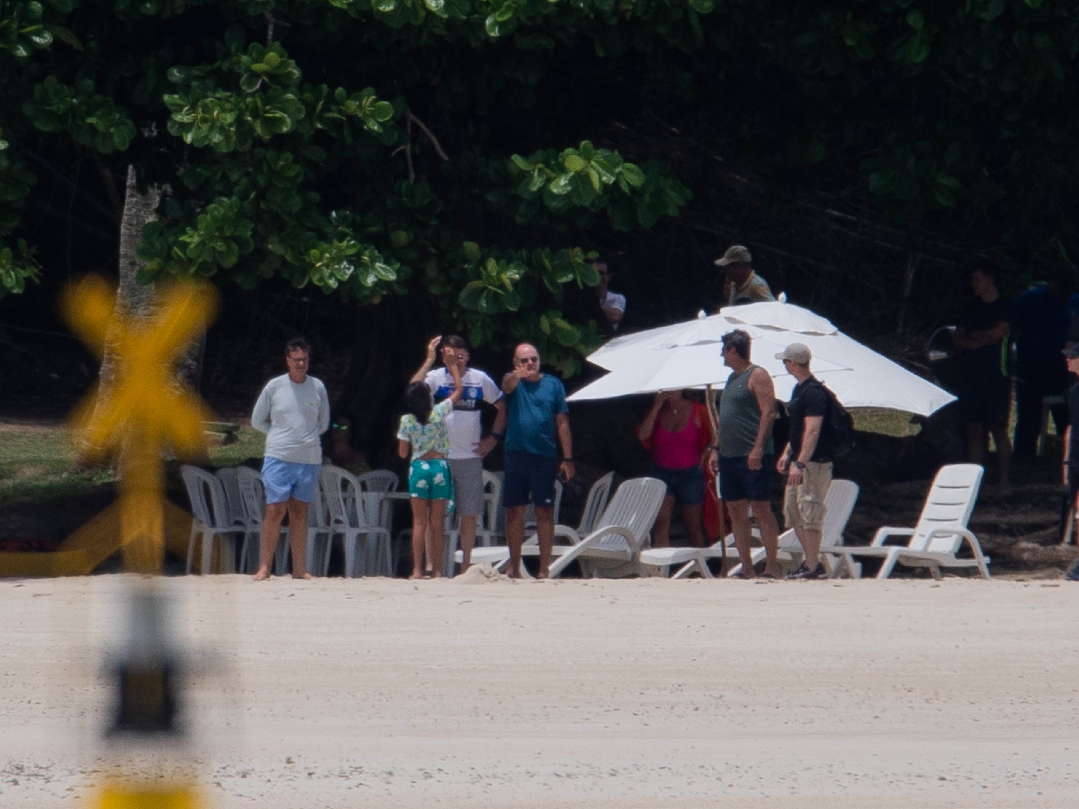 Bolsonaro vai à praia em base naval ao lado da filha Laura