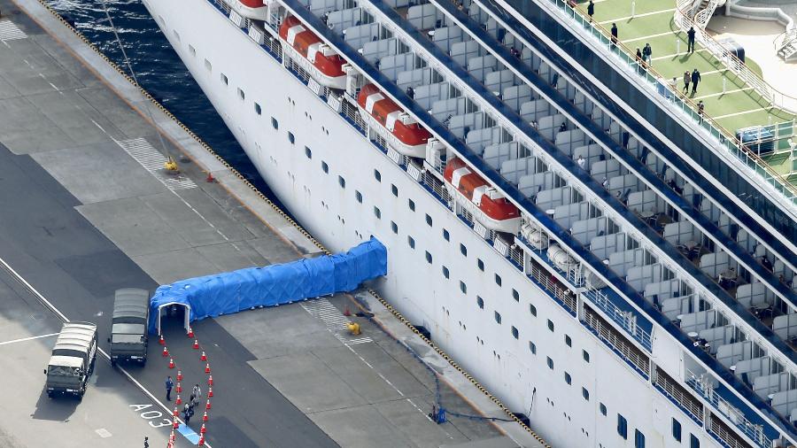 Passageiros desembarcaram de navio de cruzeiro Diamond Princess no porto de Yokohama, no Japão - 